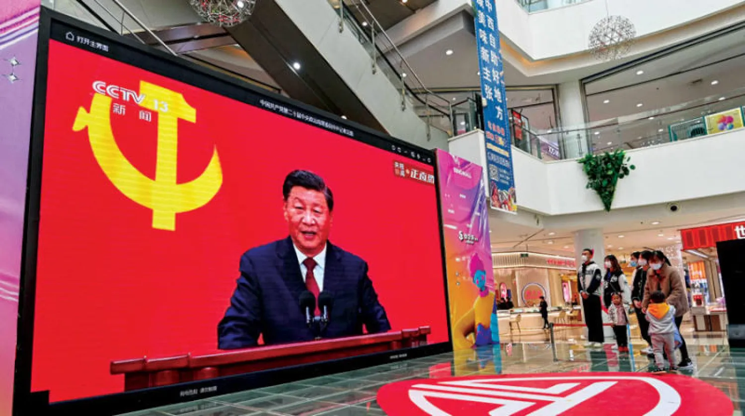 صينيون يتابعون تغطية تلفزيونية للرئيس شي خلال مؤتمر الحزب الشيوعي أول من أمس (أ.ف.ب)