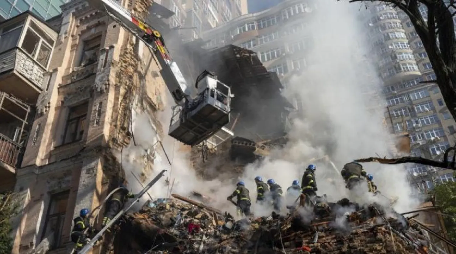 İtfaiyeciler Kiev'de bir drone saldırısının ardından çalışıyor (AP)