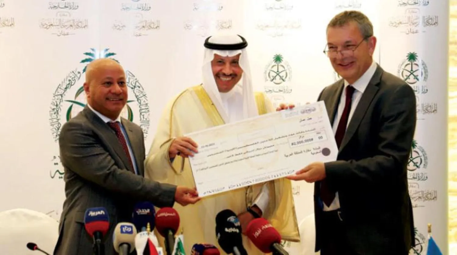 Saudi Ambassador to Jordan Nayef Al-Sudairy handed the Commissioner-General of UNRWA, Philippe Lazzarini, a check in support of UNRWA’s programs and operations in the region. (Asharq Al-Awsat)