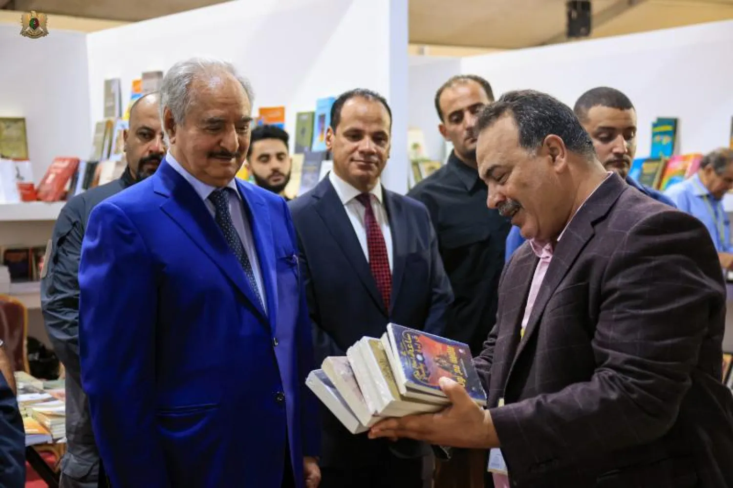 صورة وزعها مكتب المشير خليفة حفتر لزيارته «معرض بنغازي للكتاب»