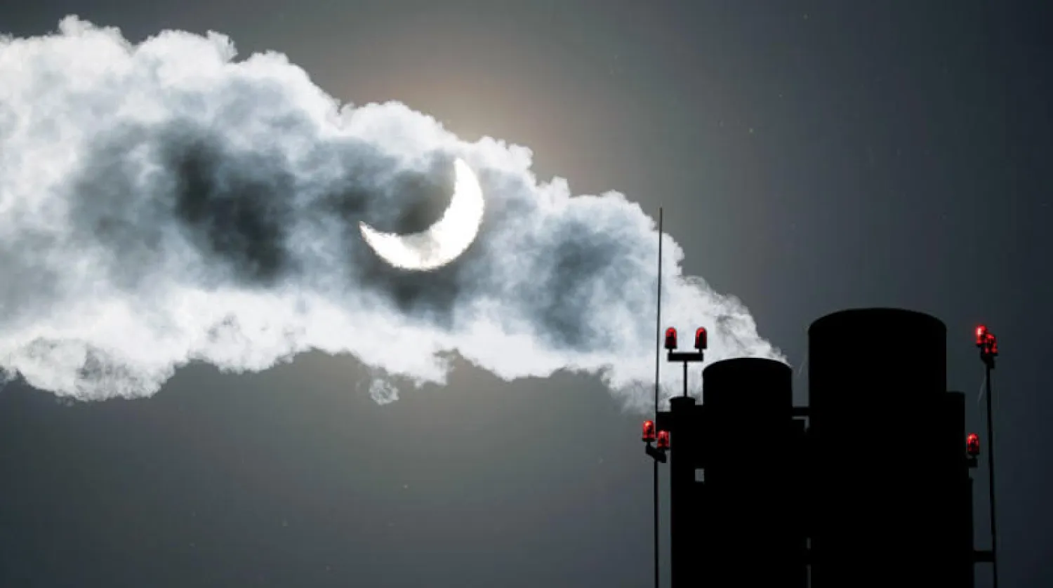 دخان يتصاعد من مدخنة تعمل بالغاز خلال كسوف الشمس أمس في موسكو وسط تراجع الاستثمارات العالمية في قطاع الطاقة (إ.ب.أ)