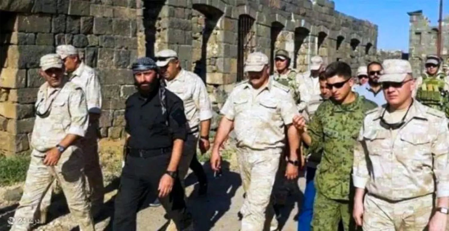 أحمد العودة مع ضباط روس في بصرى الشام (الشرق الأوسط)