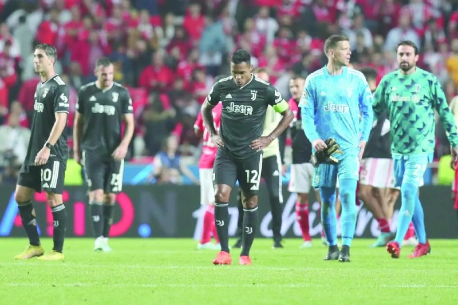أحزان إيطالية بعد فشل يوفنتوس في بلوغ أدوار خروج المغلوب لأول مرة منذ 2013- 2014 (إ.ب.أ)