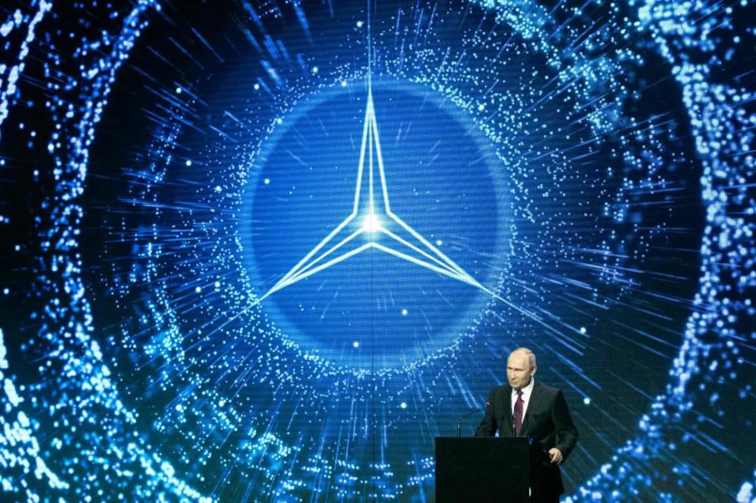 الرئيس الروسي فلاديمير بوتين يوم افتتاح مصنع تجميع سيارات مرسيدس خارج موسكو يوم 13 أبريل 2019 (أ.ف.ب)