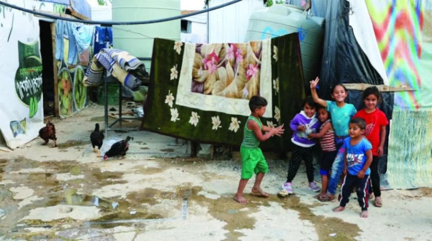 Suriyeli çocuklar Lübnan'da Bika Vadisi'ndeki bir mülteci kampında oynuyor (Reuters)