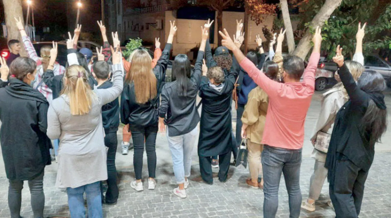 إيرانيات من دون حجاب خلال مظاهرة في شيراز (تويتر)