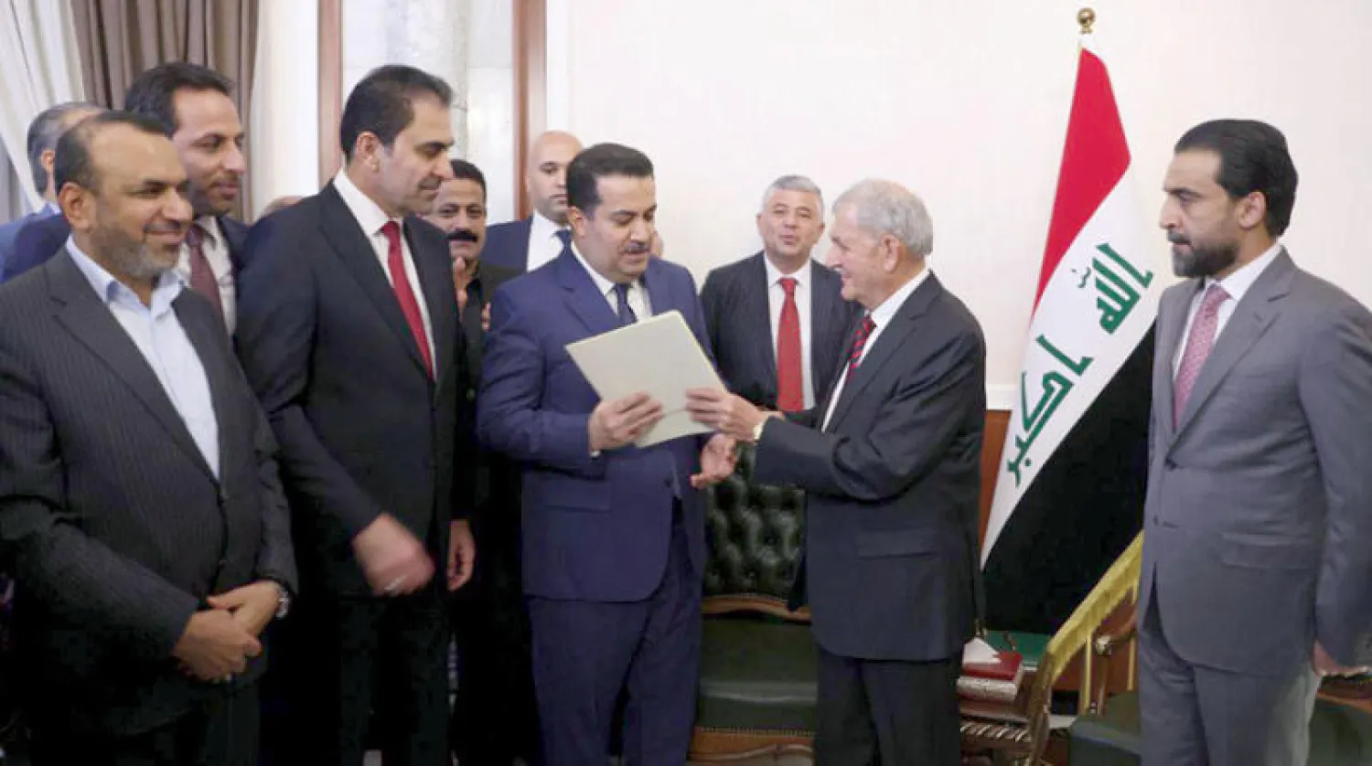 لحظة تكليف الرئيس العراقي عبد اللطيف رشيد لمحمد شياع السوداني بتشكيل الحكومة (إ.ب.أ)