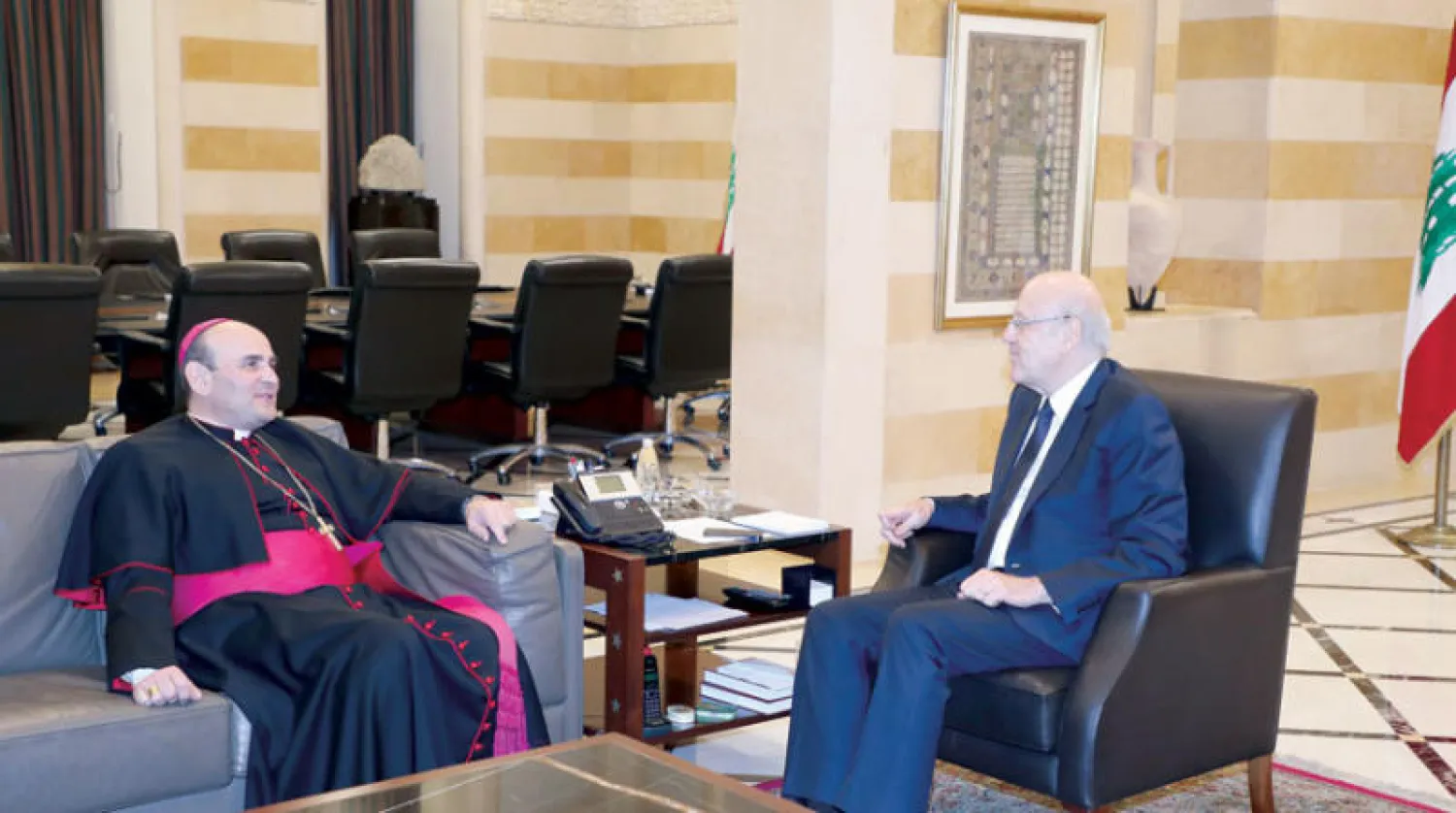 ميقاتي مجتمعاً مع السفير البابوي في بيروت أمس (دالاتي ونهرا)