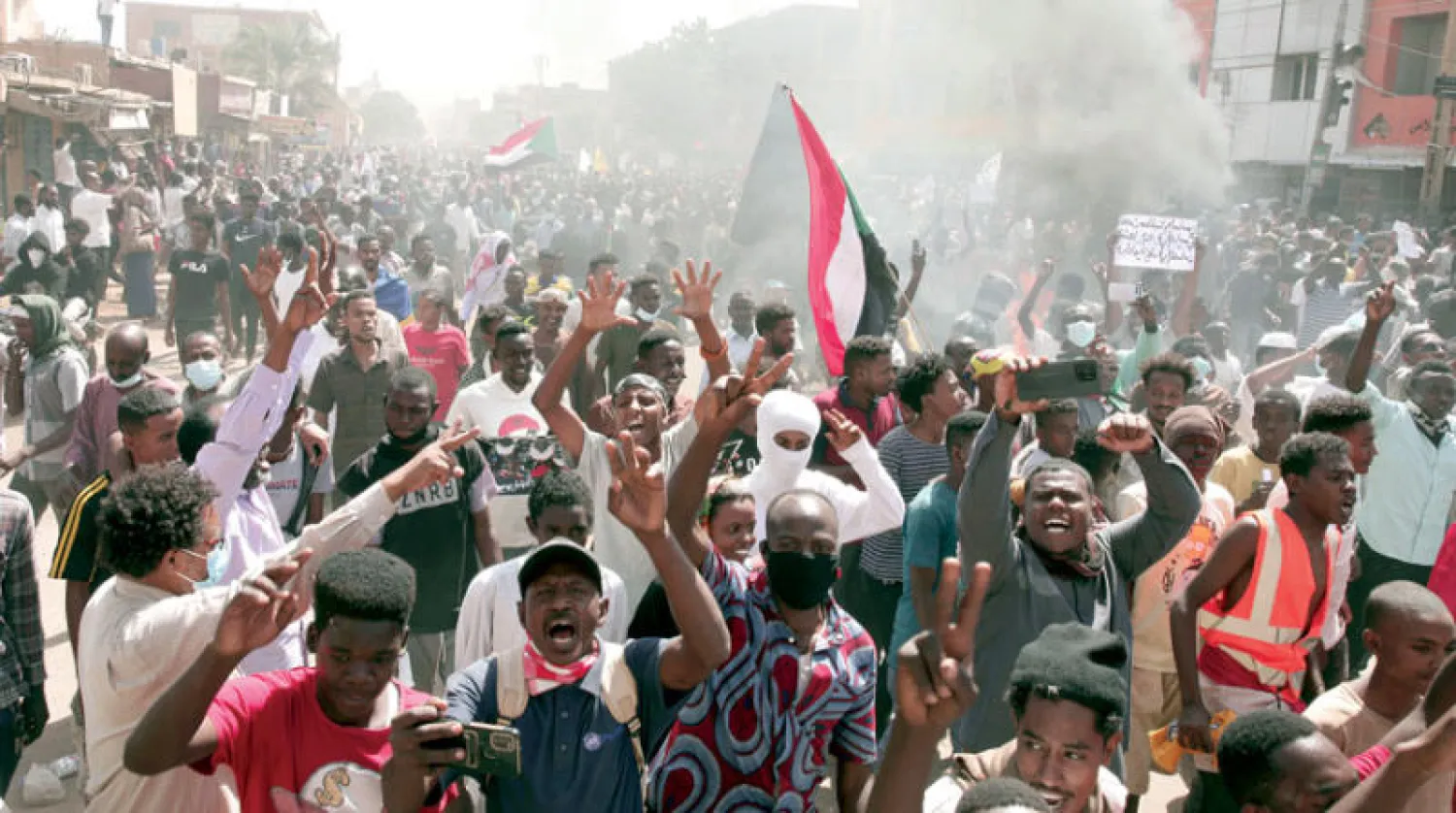 جانب من مظاهرة في الخرطوم منادية بعودة الحكم المدني (أ.ب)
