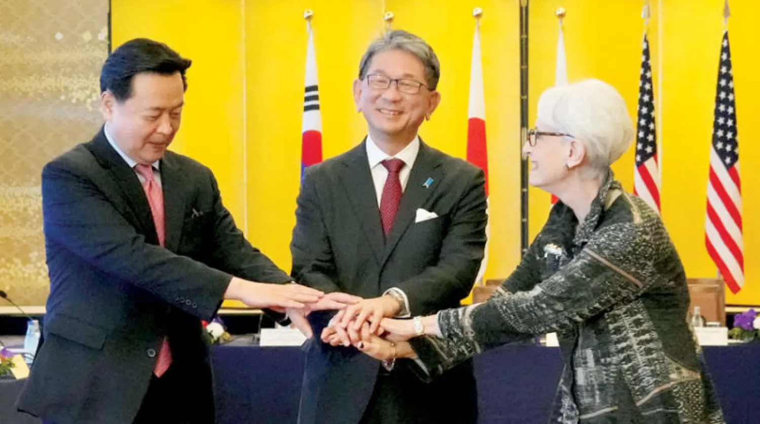 مساعدو وزراء خارجية الولايات المتحدة واليابان وكوريا الجنوبية قبل بدء محادثاتهم في طوكيو أمس (أ.ب)