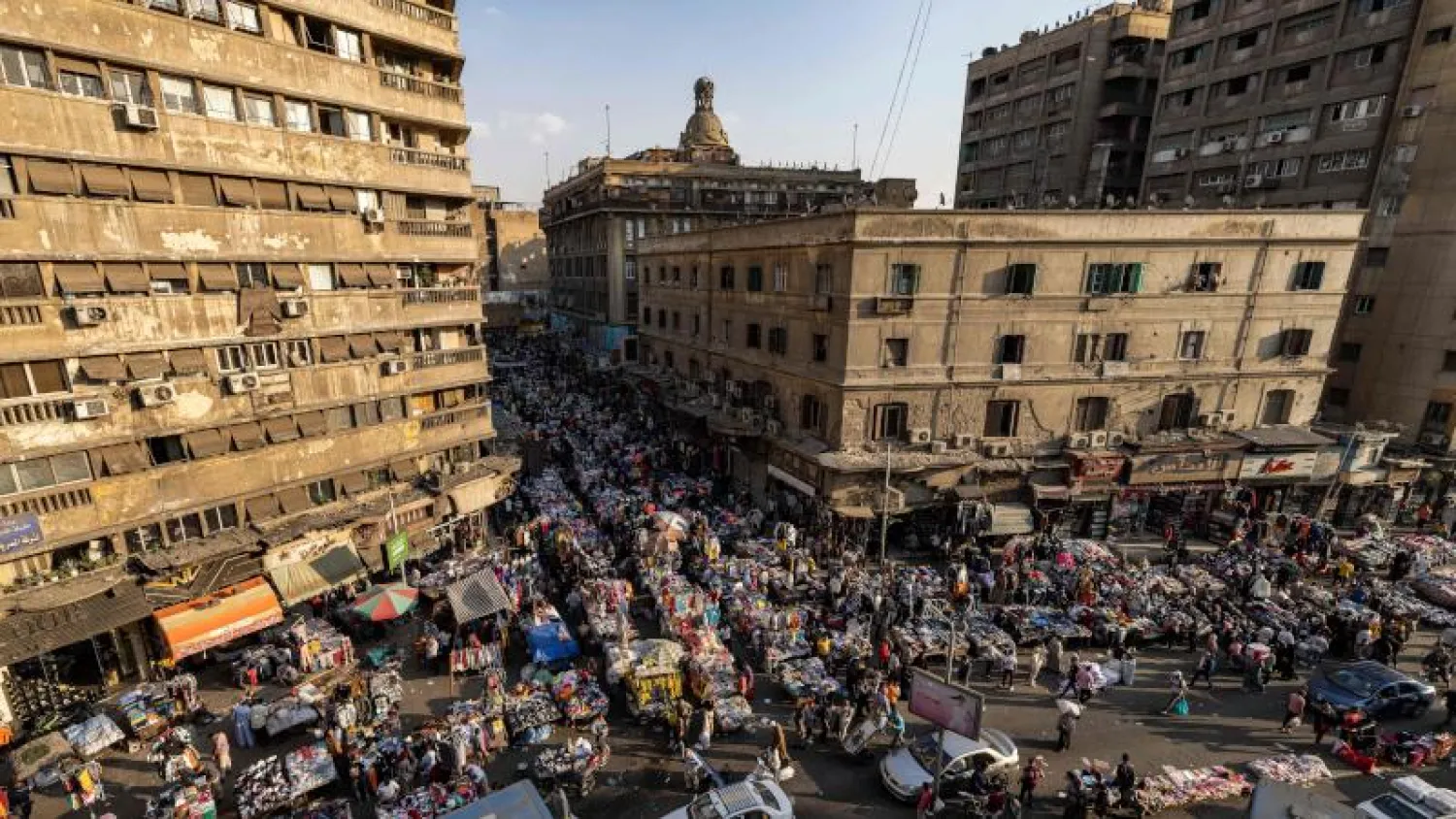 صورة عامة لميدان العتبة المزدحم فى العاصمة القاهرة (أ.ف.ب)
