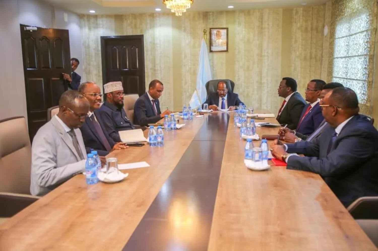 صورة لاجتماع الرئيس الصومالي بالمجلس التشاوري في مقديشيو (وكالة الأنباء الصومالية)