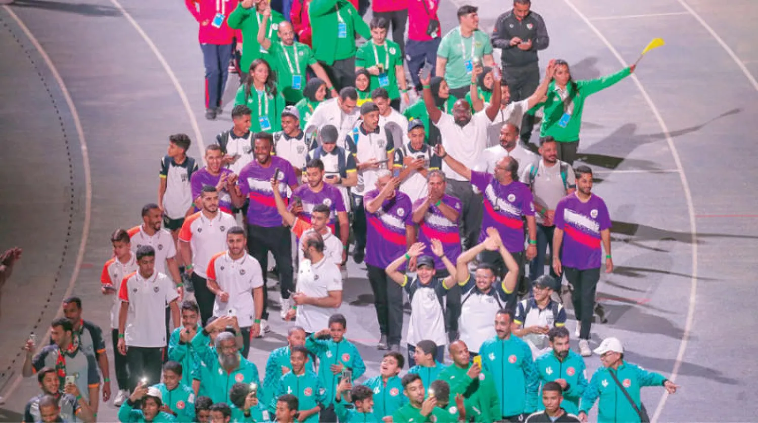 لاعبون سعوديون خلال مشاركتهم في مسيرة الافتتاح (الشرق الأوسط)