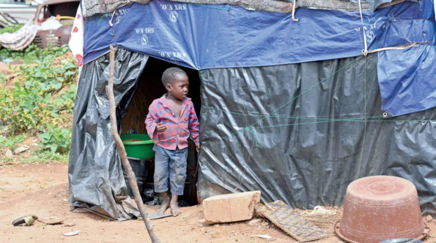 طفل نازح يقف بجانب خيمة بعد فرار عائلته من هجمات إرهابية شرق بوركينا فاسو في 6 أكتوبر (أ.ف.ب)