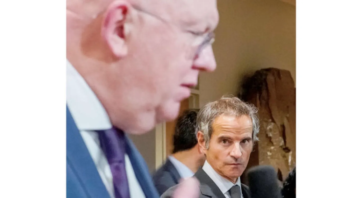 المندوب الروسي لدى الأمم المتحدة فاسيلي نيبينزيا (يسار) مع المدير العام للوكالة الدولية للطاقة الذرية رافاييل غروسي (رويترز)