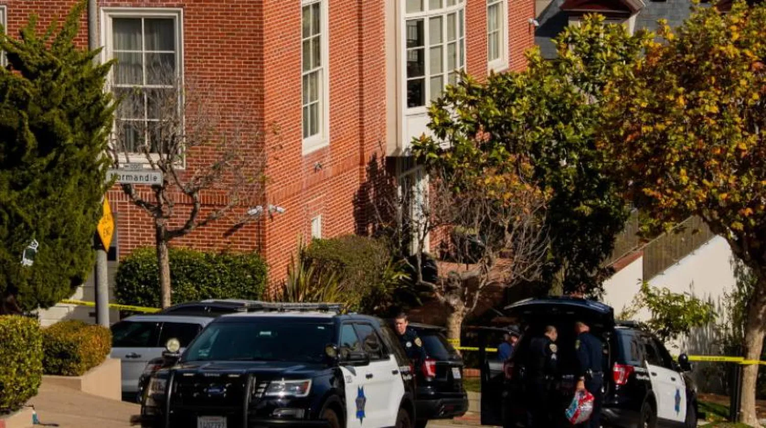 Saldırıdan sonra ABD Temsilciler Meclisi Başkanı Nancy Pelosi’nin evinin önündeki San Francisco polisi ve FBI ajanları (AFP)