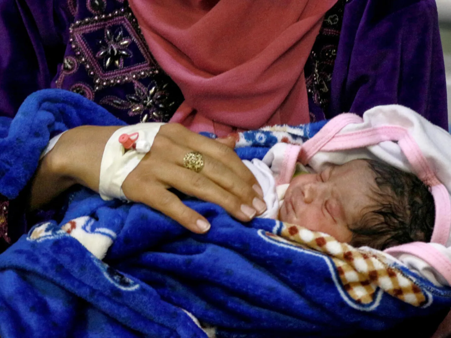 A mother and her newborn baby at the UNFPA-supported Sexual and Reproductive Health (SRH) clinic in the Zaatari camp for Syrian refugees Khalil MAZRAAWI afp/AFP

