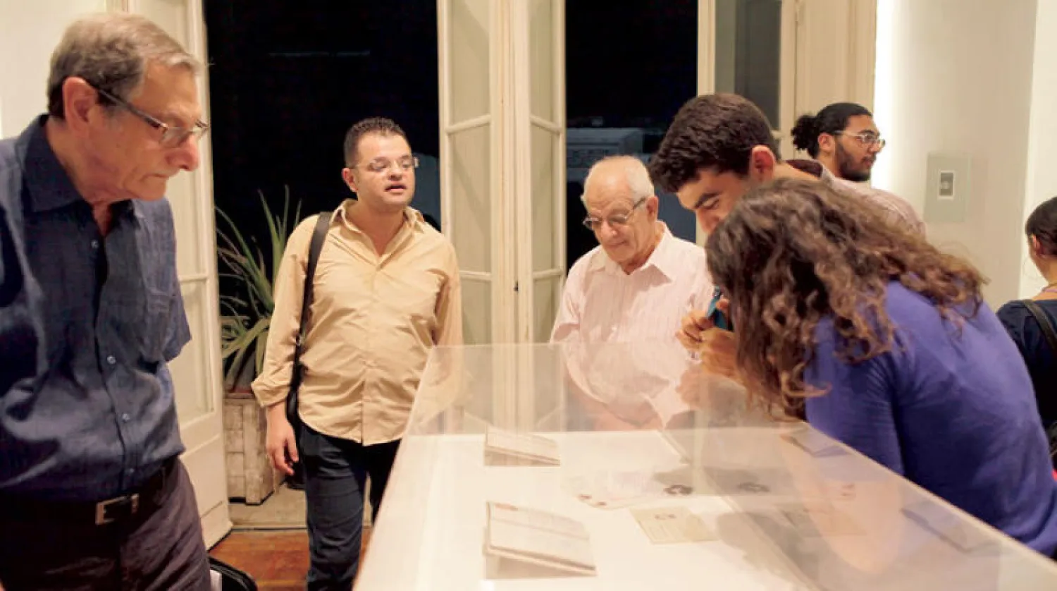 المعرض ضم أوراقاً رسمية وصوراً عائلية (مركز «الصورة المعاصرة» في القاهرة)