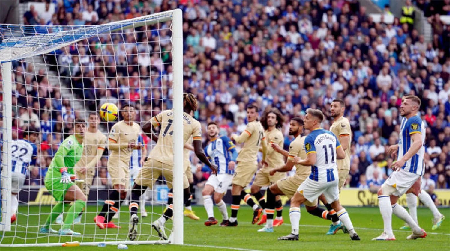 روبن لوفتوس تشيك لاعب تشيلسي (الرابع من اليمين) يهز شباكه ويمنح برايتون هدفه الثاني (د.ب.أ)