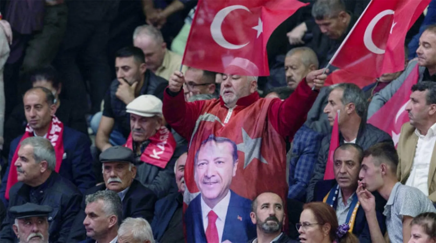 أنصار إردوغان يحضرون تجمّعاً في أنقرة الجمعة (رويترز)