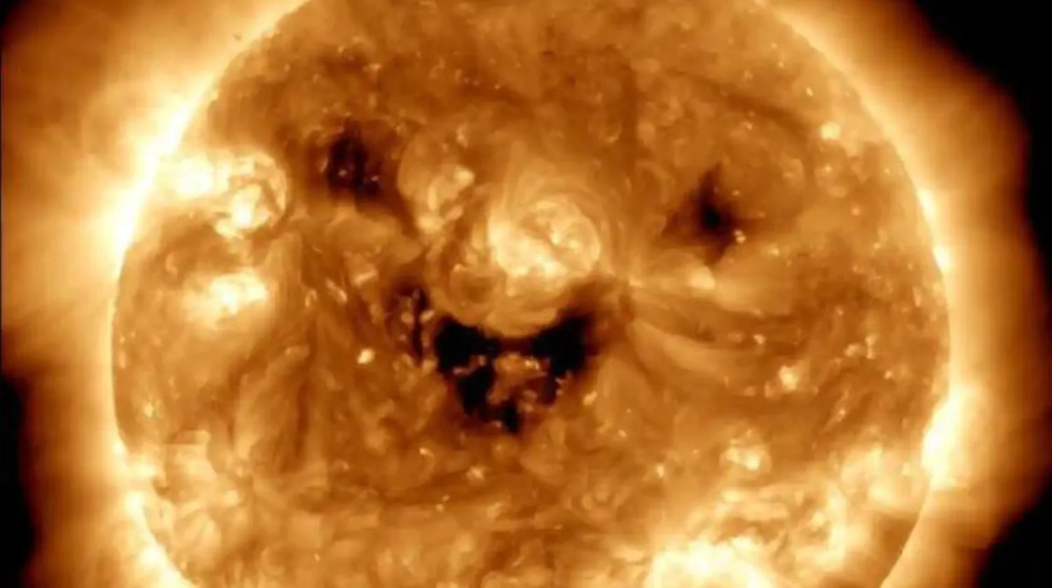 NASA'nın fotoğrafında güneş gülümsüyor gibi görünüyor (NASA)