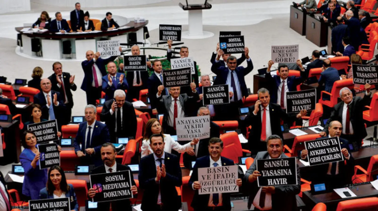 نواب من «حزب الشعب الجمهوري» يرفعون لافتات ضد مشروع القانون الخاص بالإعلام الإلكتروني الذي أقر أخيراً (رويترز)