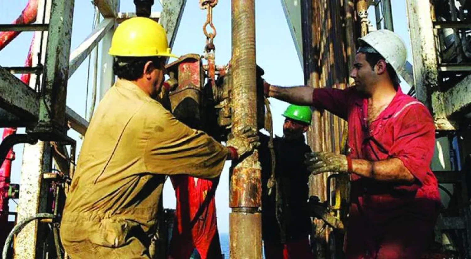 عمال خلال عملهم في أحد الحقول البترولية (رويترز)