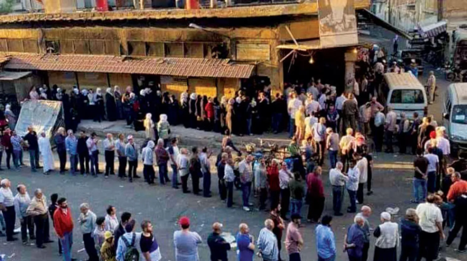 صورة تم تداولها على مواقع التواصل لطوابير الخبز في دمشق