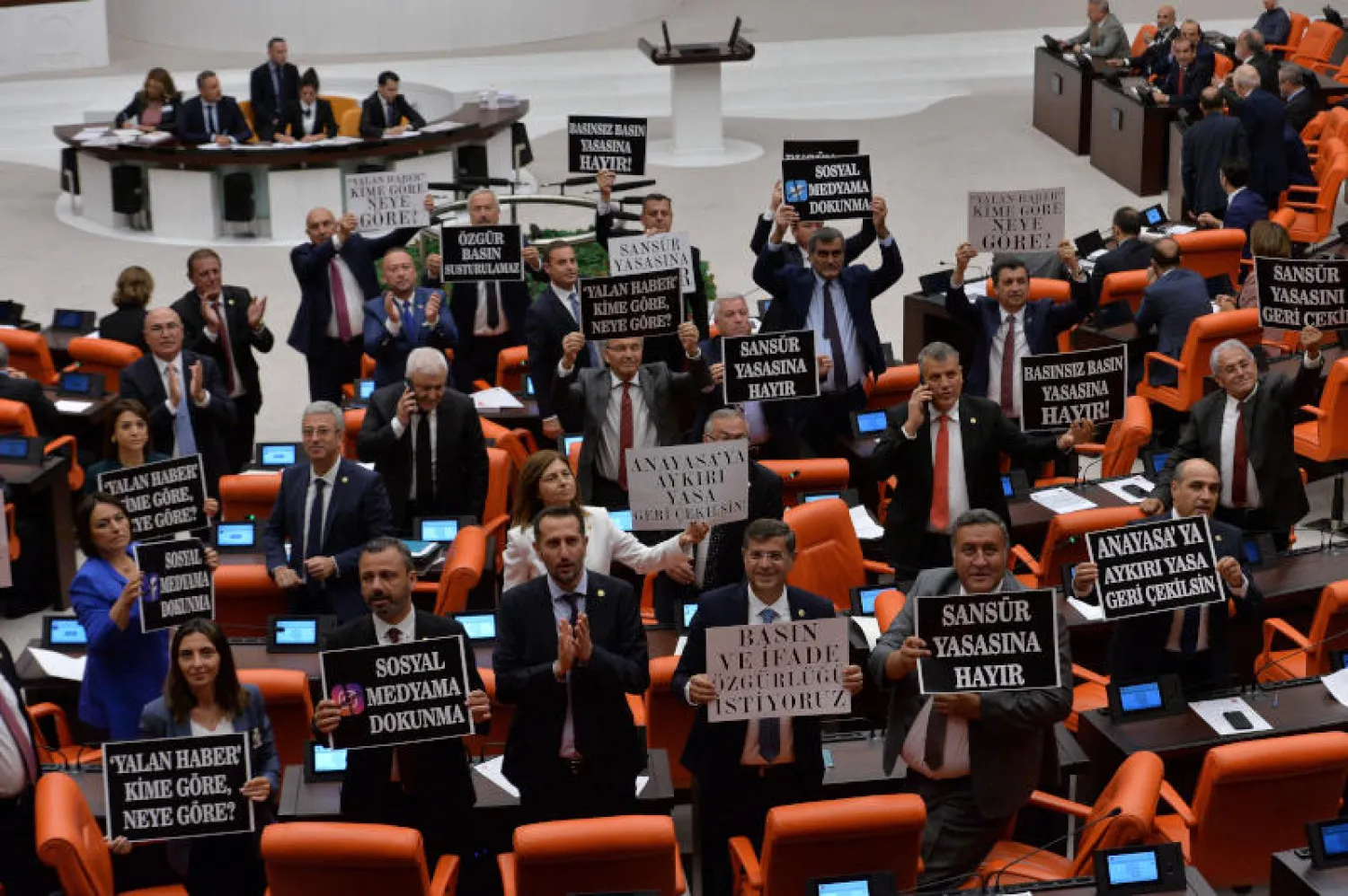 نواب من «حزب الشعب الجمهوري» في البرلمان (رويترز)