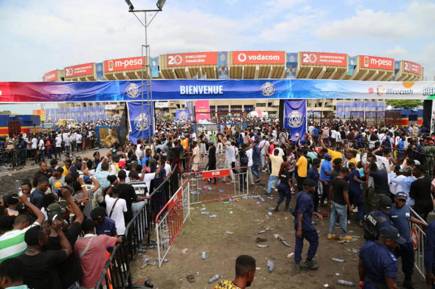 جانب من الحشود في الملعب الذي شهد التدافع المميت (رويترز)