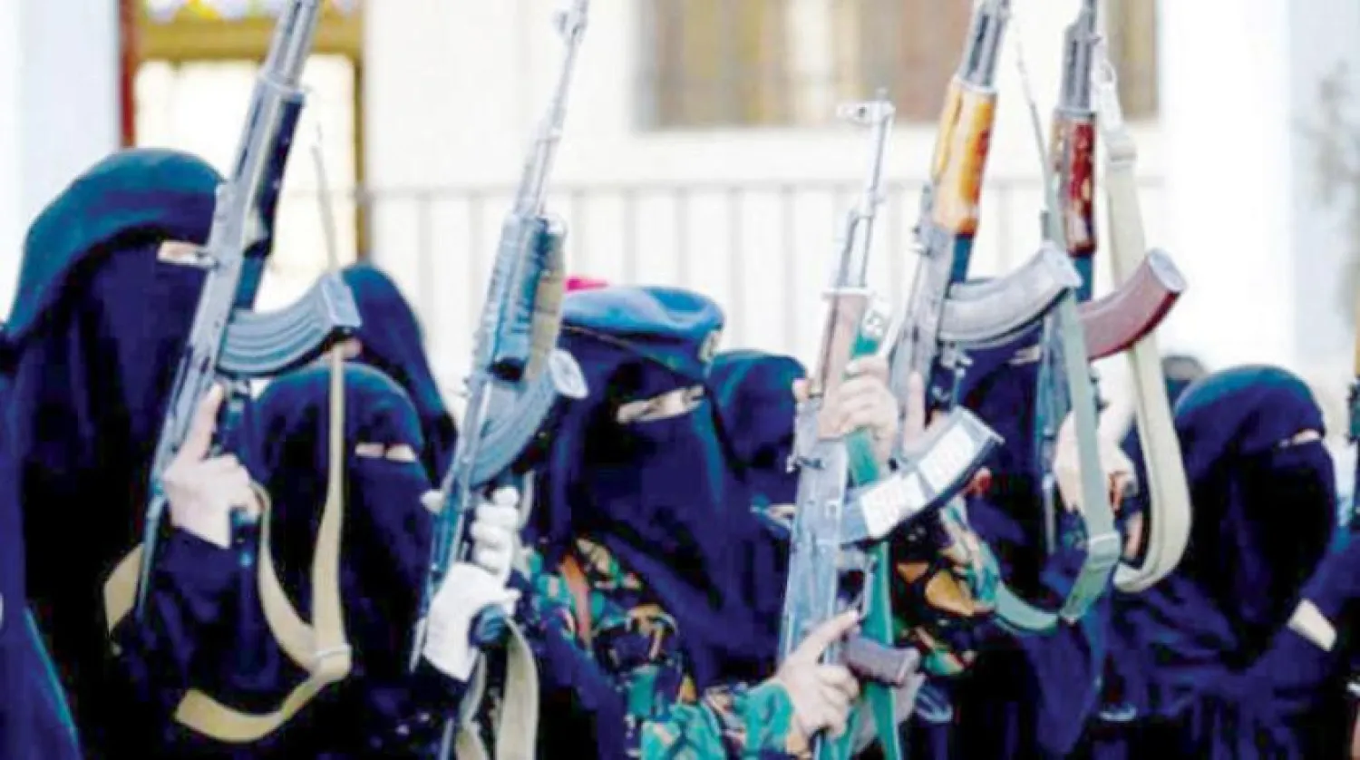Yemen'deki kadın istihbarat birimi "Zeynebiyat", Sana'da Husi sloganları taşıyan silahları göstererek gövde gösterisinde bulundu (Getty Images)