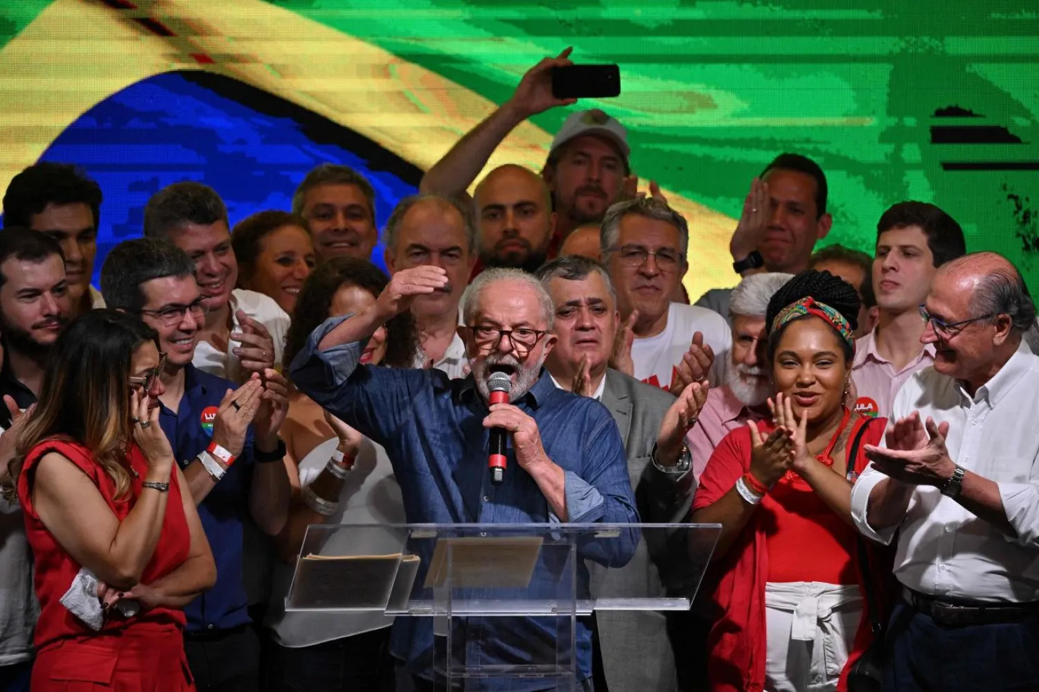 İşçi Partisi adayı Lula da Silva, yeni Brezilya Cumhurbaşkanı seçilmesinin ardından Sao Paulo'da halka seslenerek birlik mesajı verdi (AFP)

