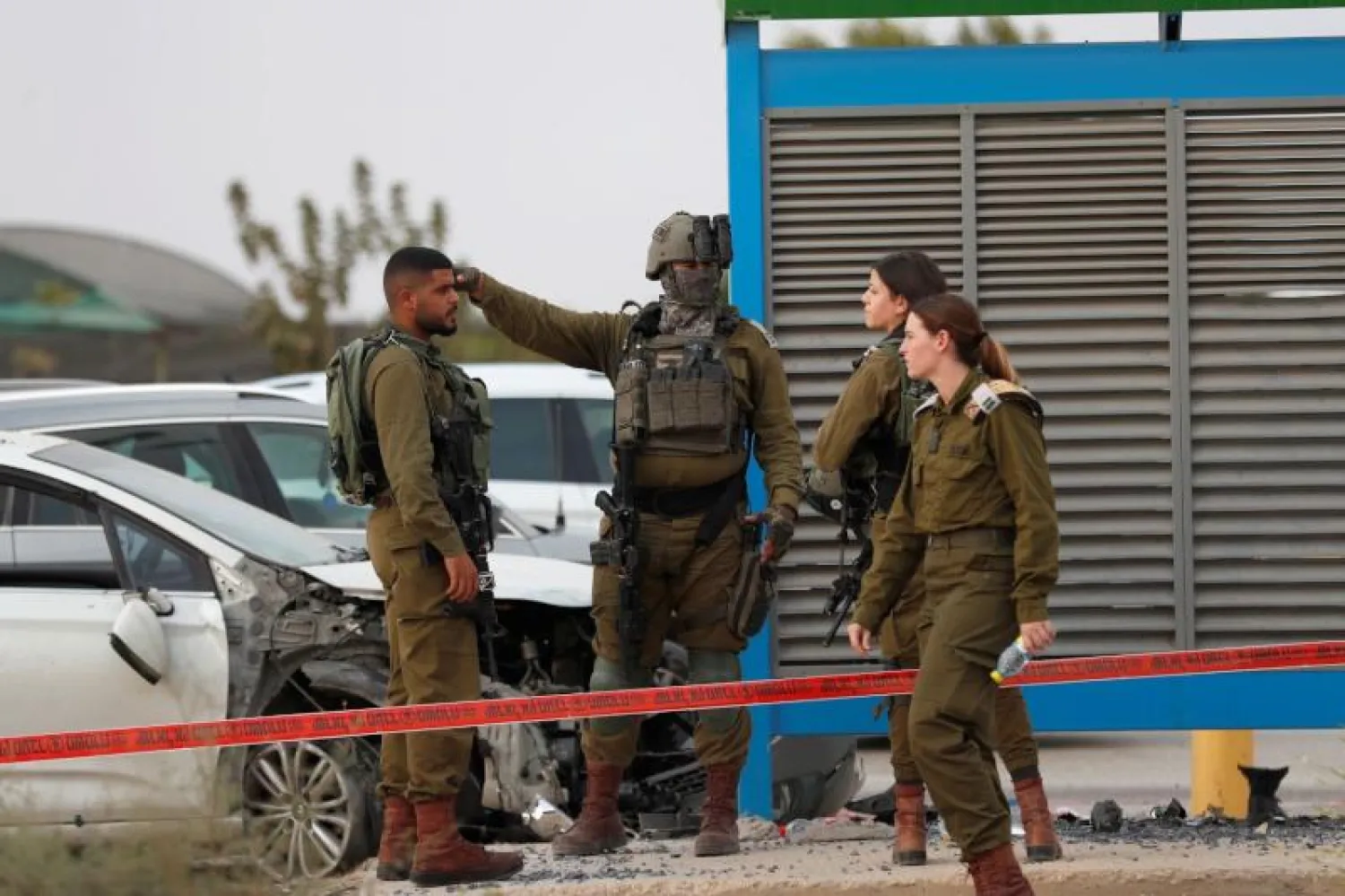 الأمن الإسرائيلي في موقع حادثة دهس قرب مدينة أريحا بالضفة الغربية الأحد (إ.ب.أ)