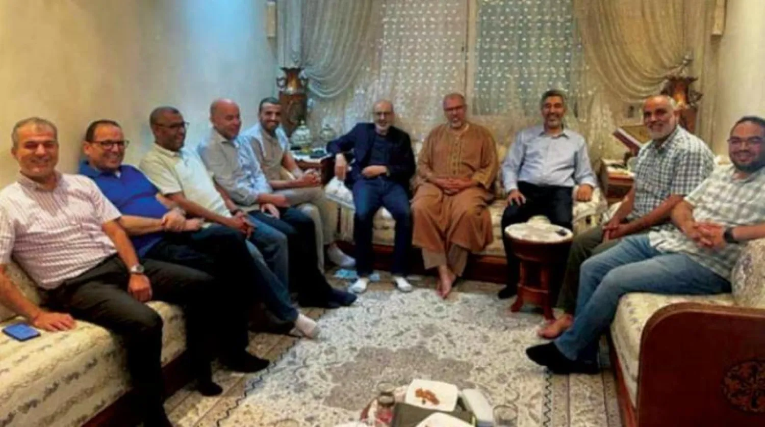 Fas Adalet ve Kalkınma Partisi (AKP) genel sekreterliğinin bazı üyeleri Cami el-Mutasım’ı evinde ziyaret ederken (Şarku’l Avsat)