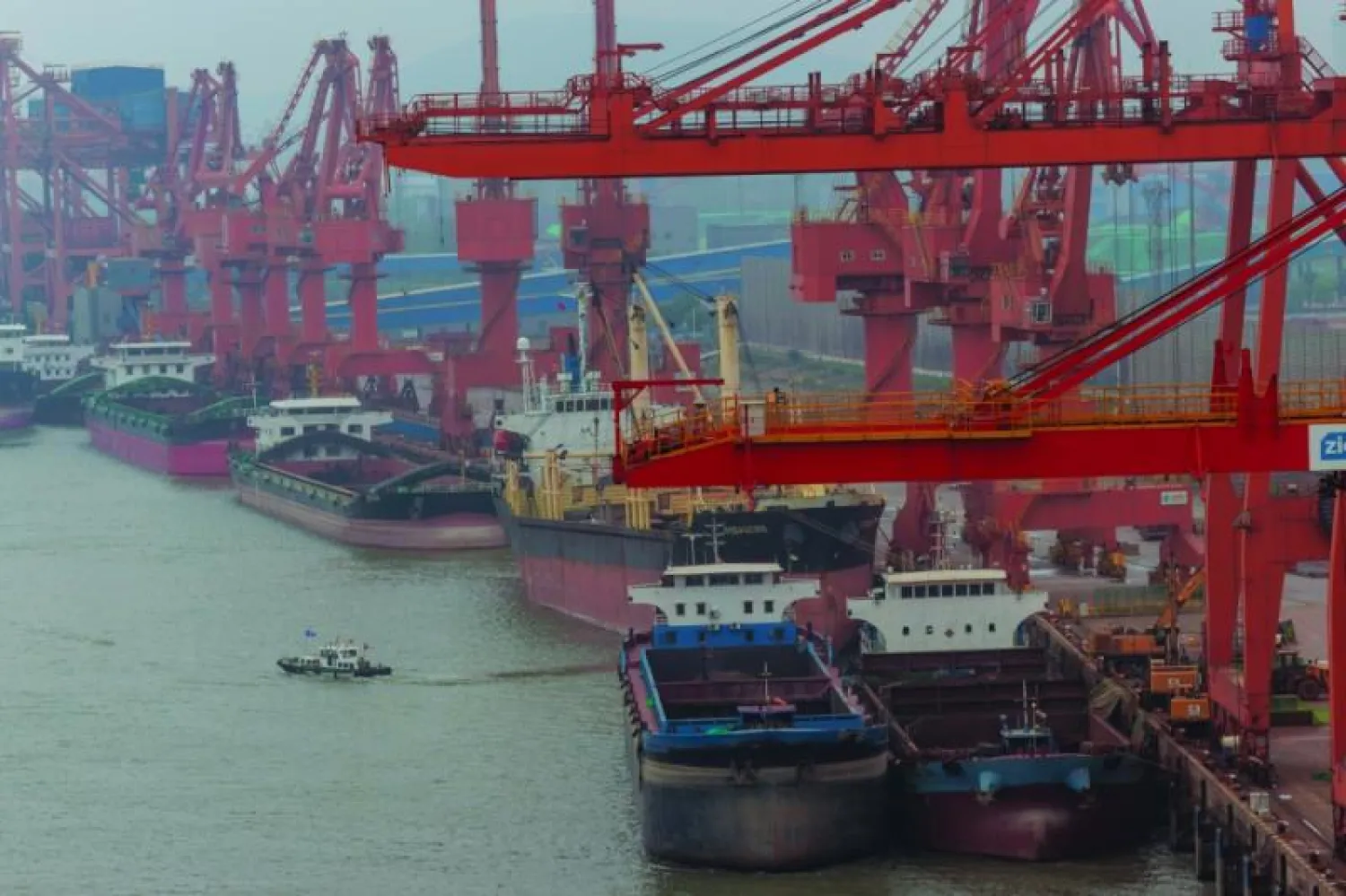 ميناء تشينغ يانغ الصيني الذي يعدّ ميناءً تجارياً مهماً بمنطقة دلتا نهر أليانغتسى للعالم الخارجي (إ.ب.أ)