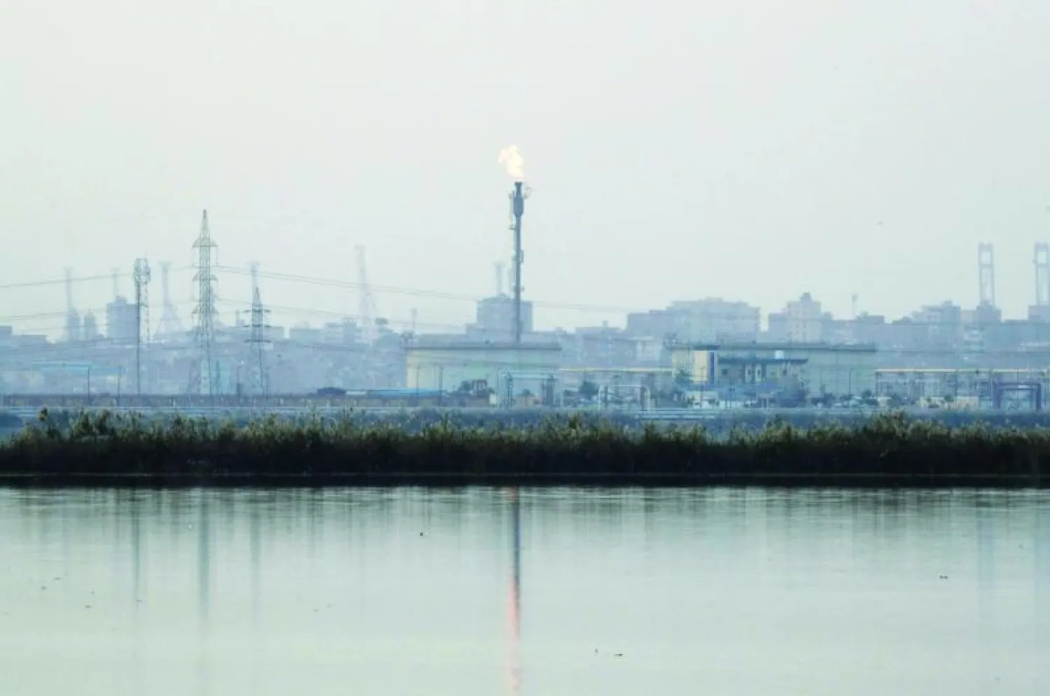 ألسنة لهب تنطلق من مدخنة بمحطة غاز في الإسكندرية (رويترز)