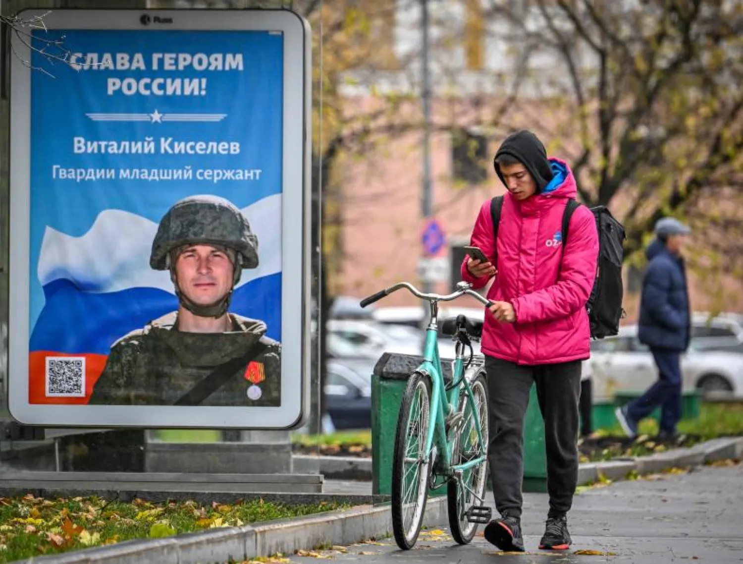 من الملصقات التي انتشرت في موسكو لدعم حملة التجنيد في الجيش (أ.ف.ب)