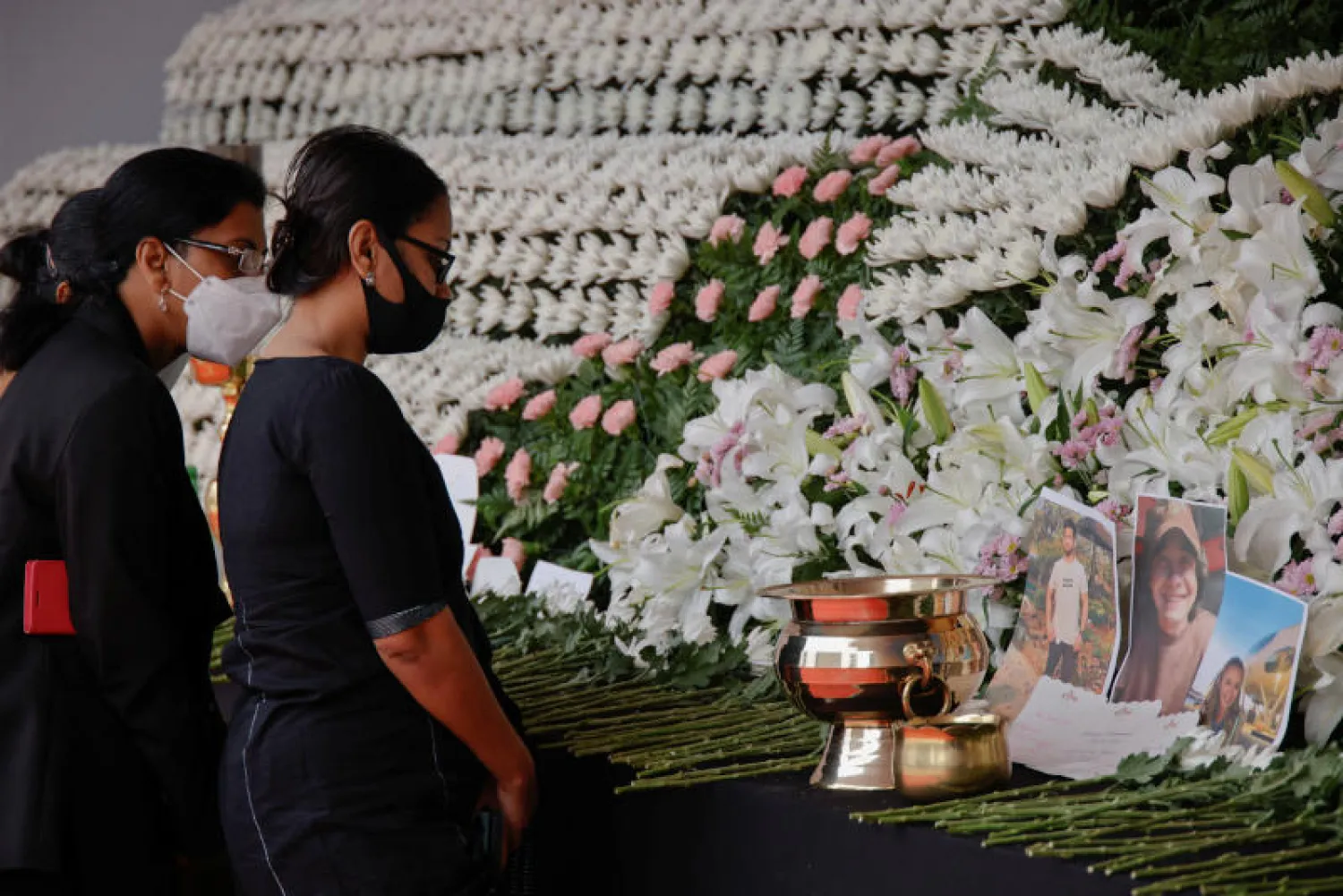 أشخاص ينعون ضحايا حادث التدافع أمام نصب تذكاري لتأبينهم في سيول (رويترز)