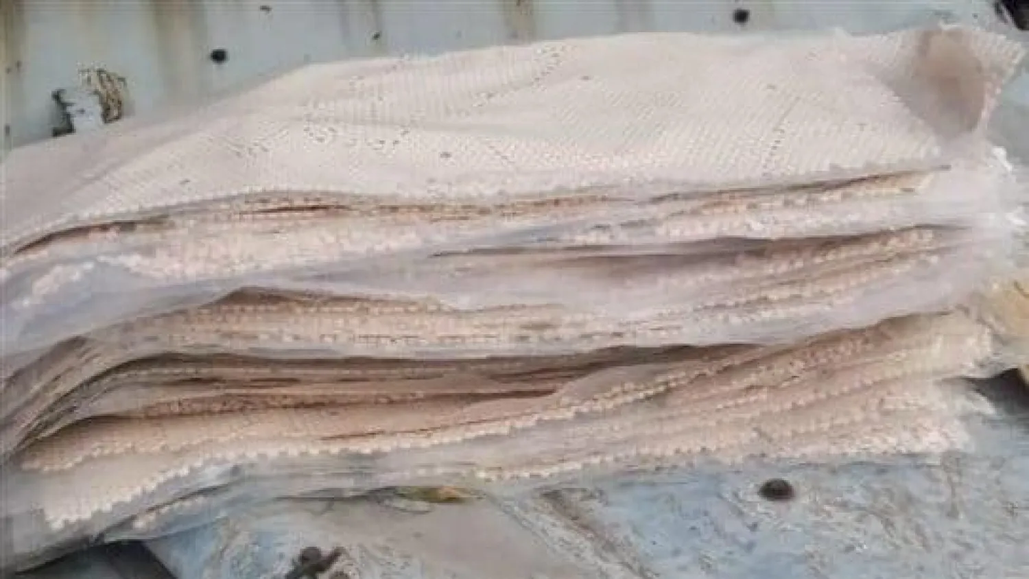 صورة لحبوب الكبتاغون المُعدّة للتهريب داخل لوائح فيبر (وزير الداخلية على «تويتر»)