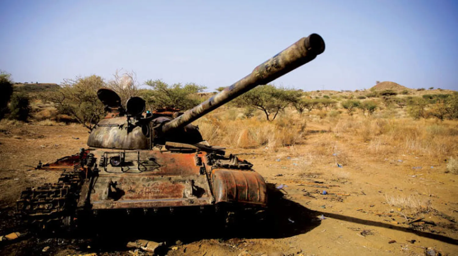 دبابة أصيبت خلال اشتباكات سابقة بين قوات أديس أبابا و«جبهة تيغراي» في 22 فبراير الماضي (رويترز)