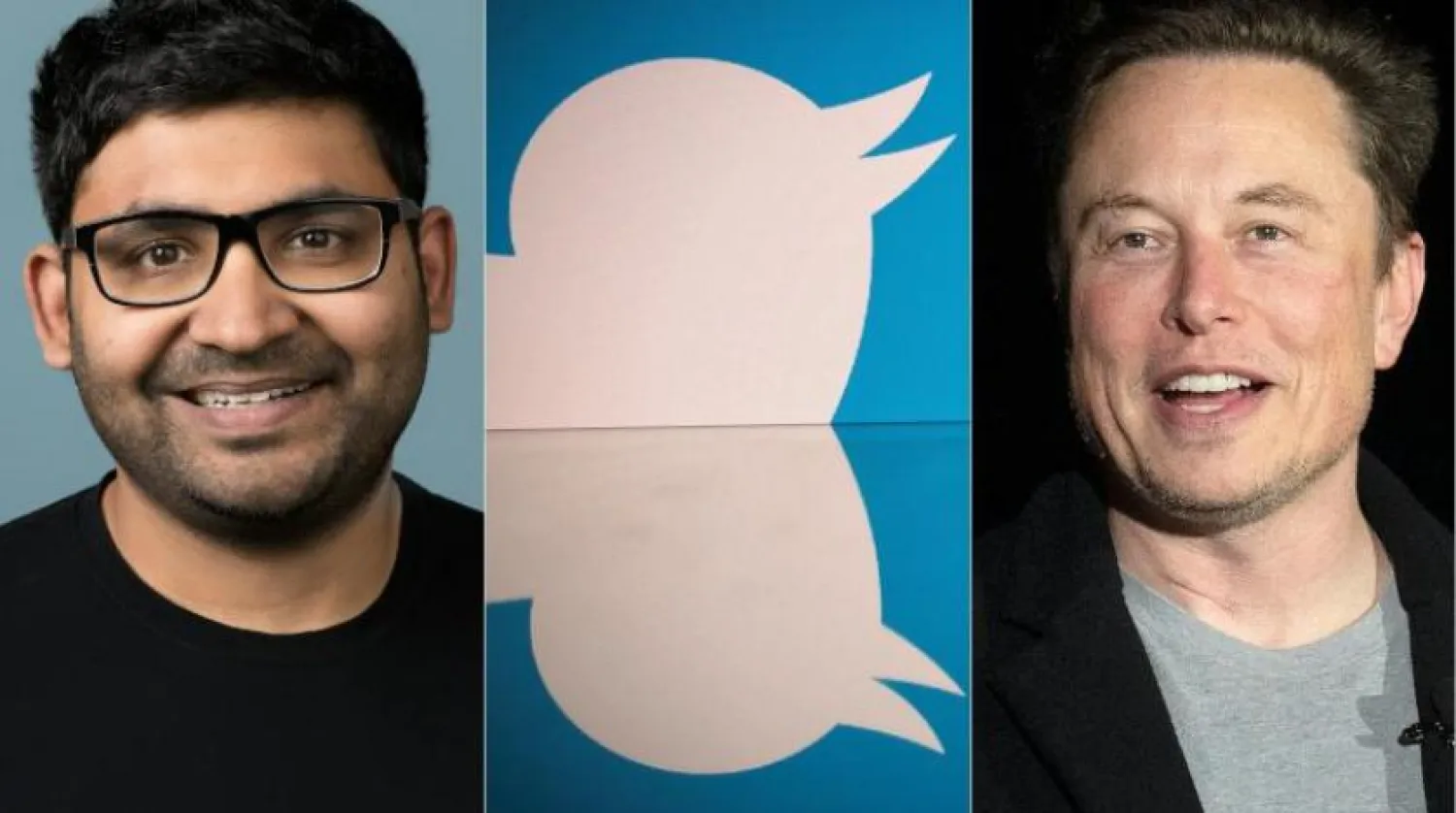 Elon Musk’ın sağında Twitter’ın logosu ve şirketin eski CEO’su Parag Agrawal (AFP)