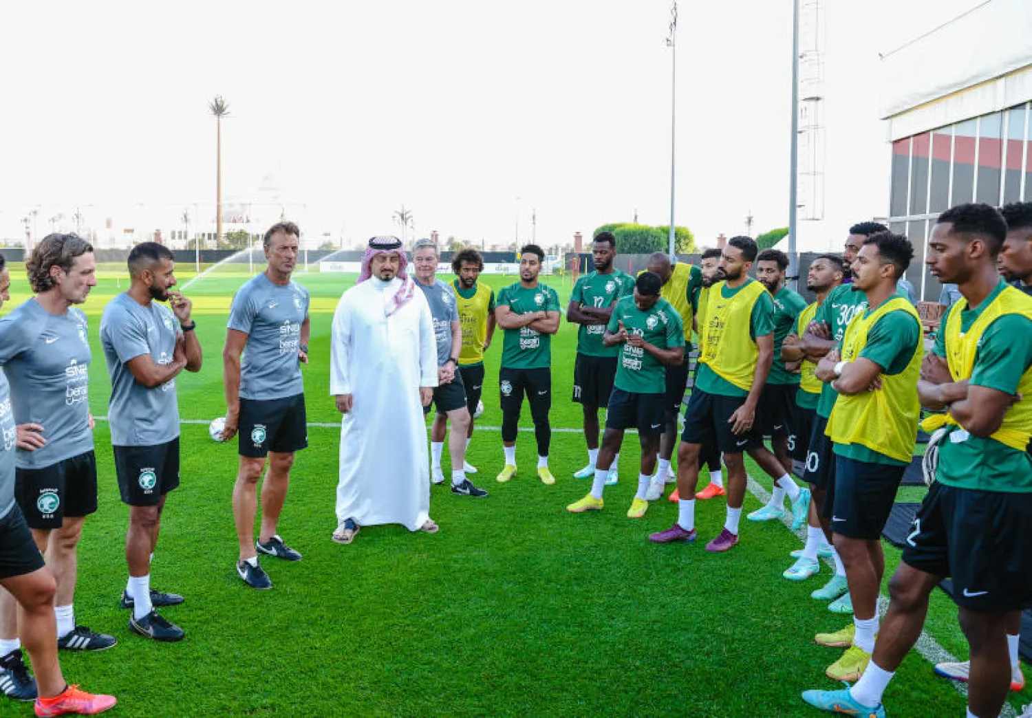 جانب من اجتماع سبق الحصة التدريبية للمنتخب (الشرق الأوسط)