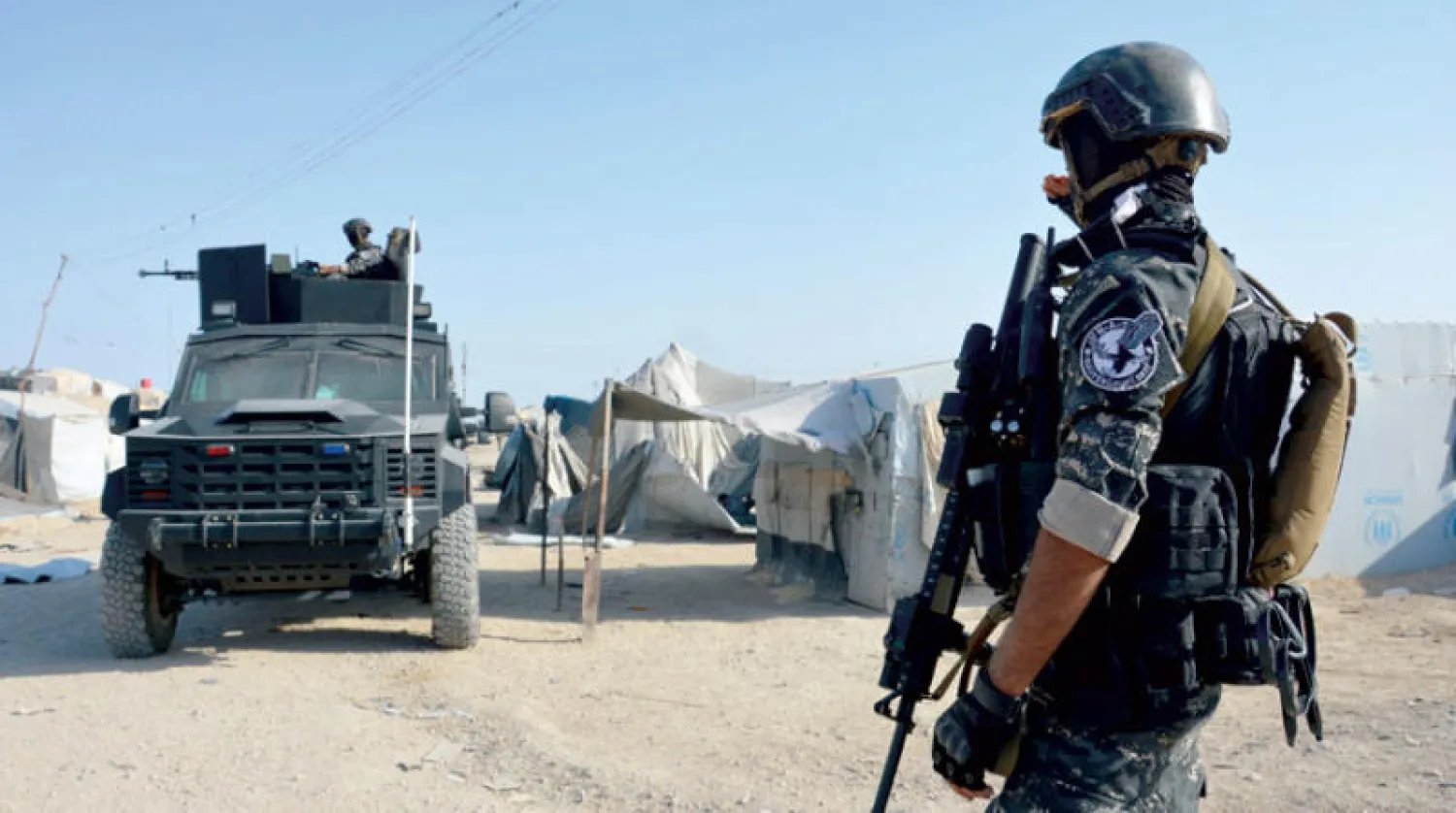 «قوات سوريا الديمقراطية» عند أحد مداخل «مخيم الهول»... (إ.ب.أ)