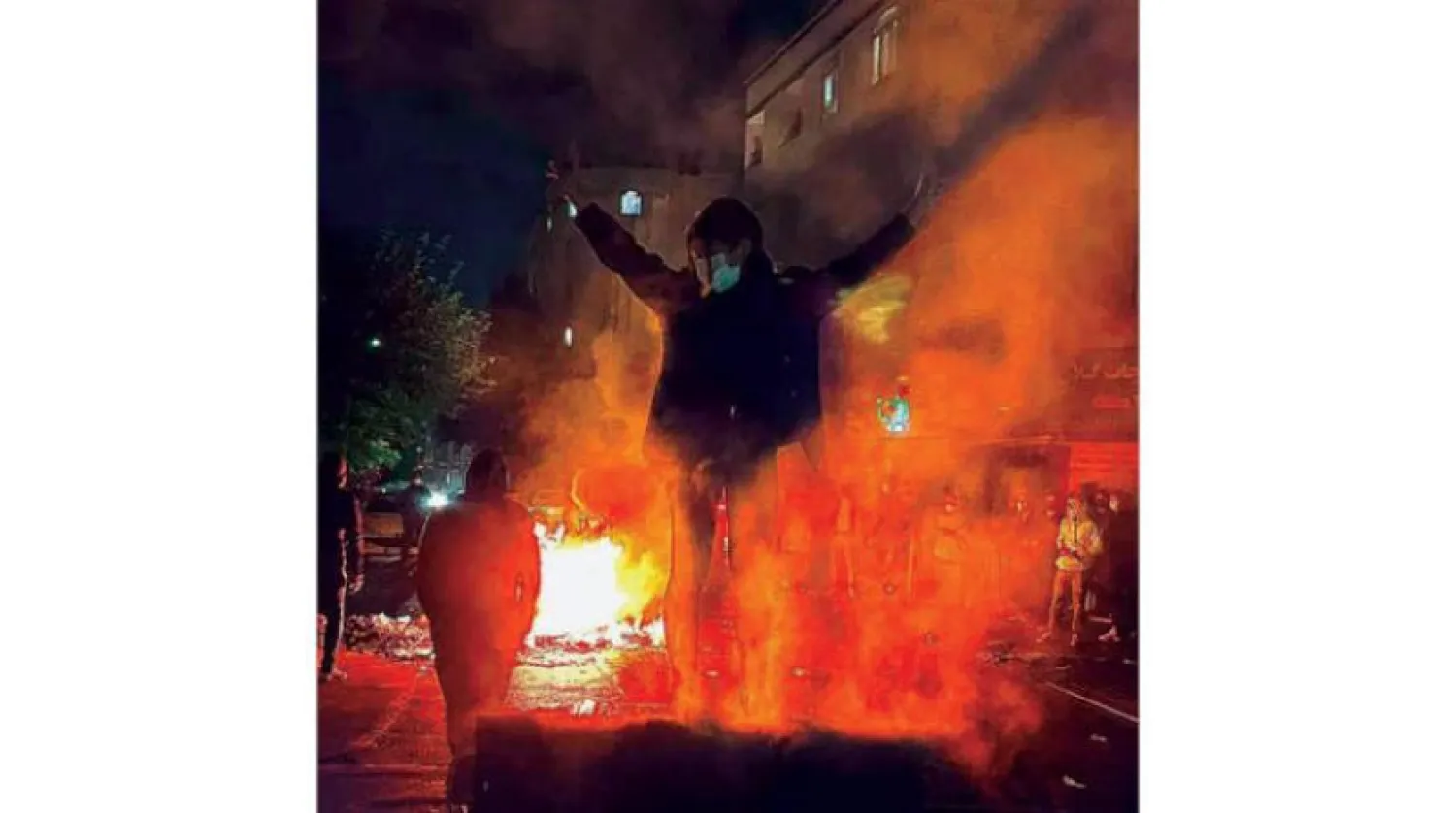 Başörtüsü olmayan bir kız protesto yürüyüşüne katıldı (Twitter)