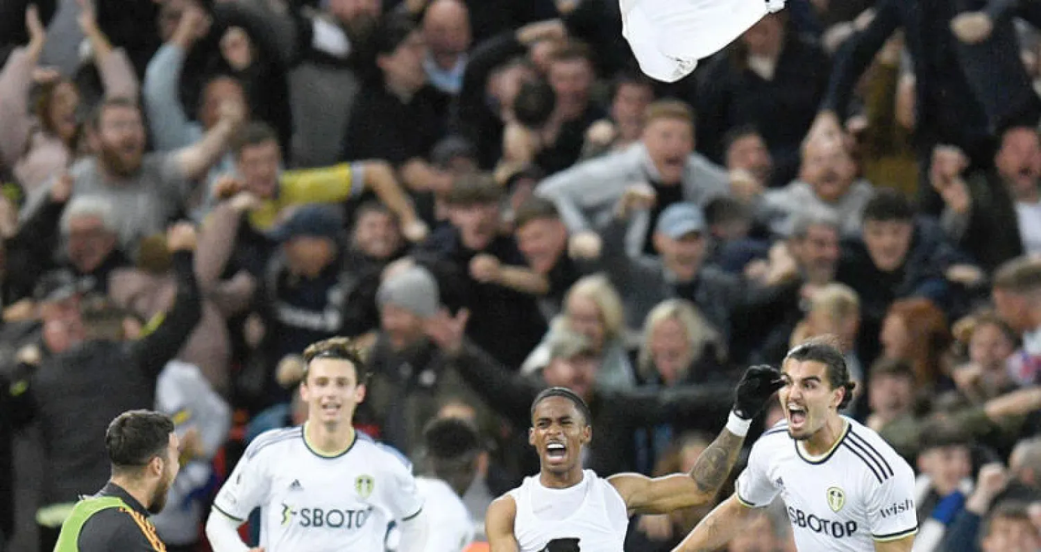 سمرفيل (الثاني من اليمين) يمنح ليدز المتعثر فوزاً مفاجئاً على مضيفه ليفربول (أ.ف.ب)