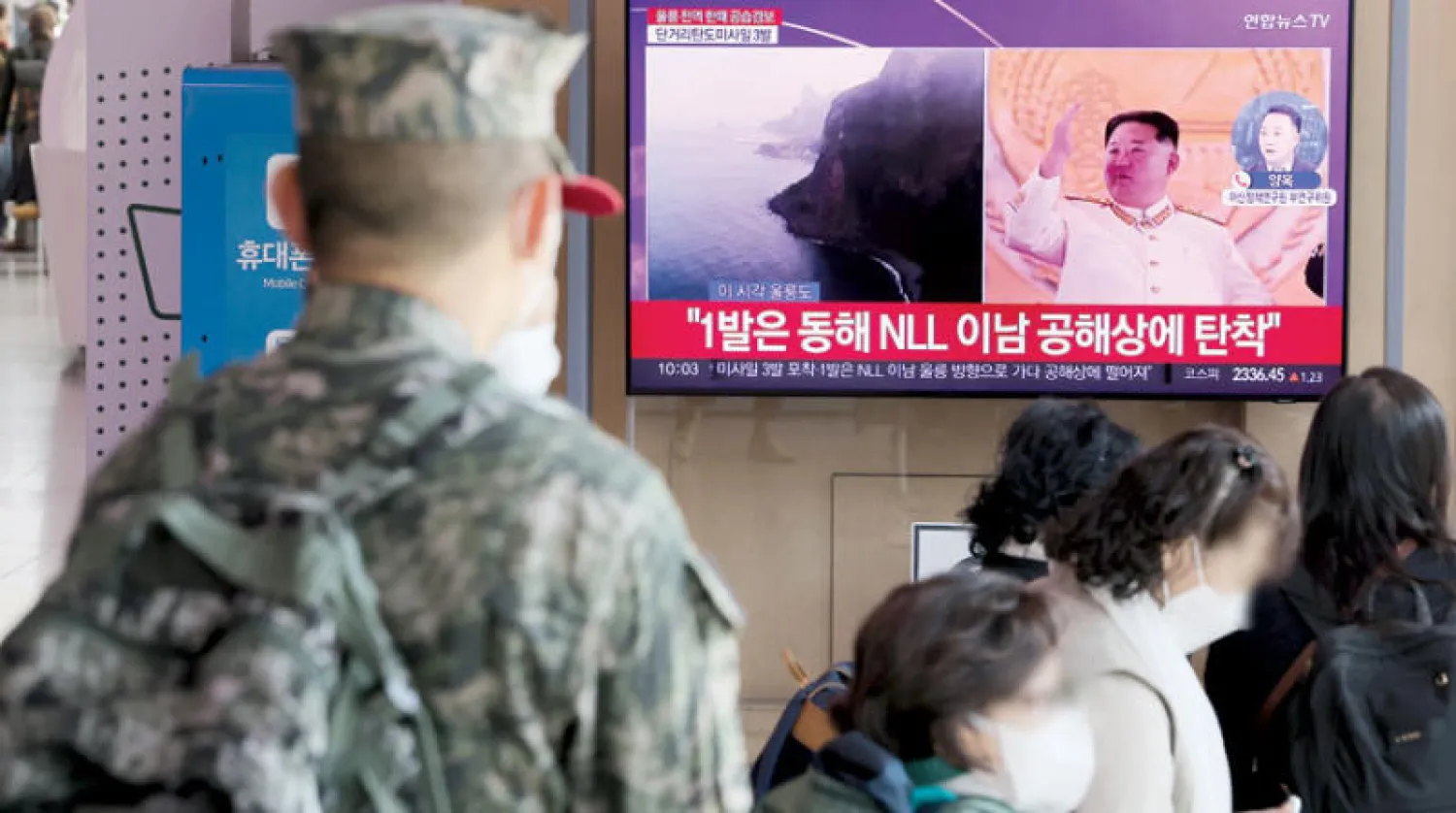 جندي يتابع نشرة إخبارية في محطة قطار بسيول أمس (إ.ب.أ)