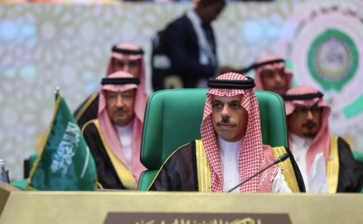 الأمير فيصل بن فرحان لدى ترؤسه وفد بلاده المشارك في «قمة الجزائر» (الخارجية السعودية)