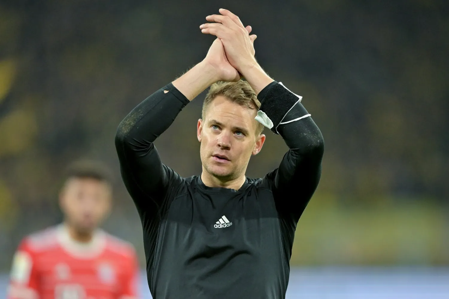08 October 2022, North Rhine-Westphalia, Dortmund: Munich goalkeeper Manuel Neuer applauds the fans after the German Bundesliga match between Borussia Dortmund and FC Bayern Munich at Signal Iduna Park. (dpa)