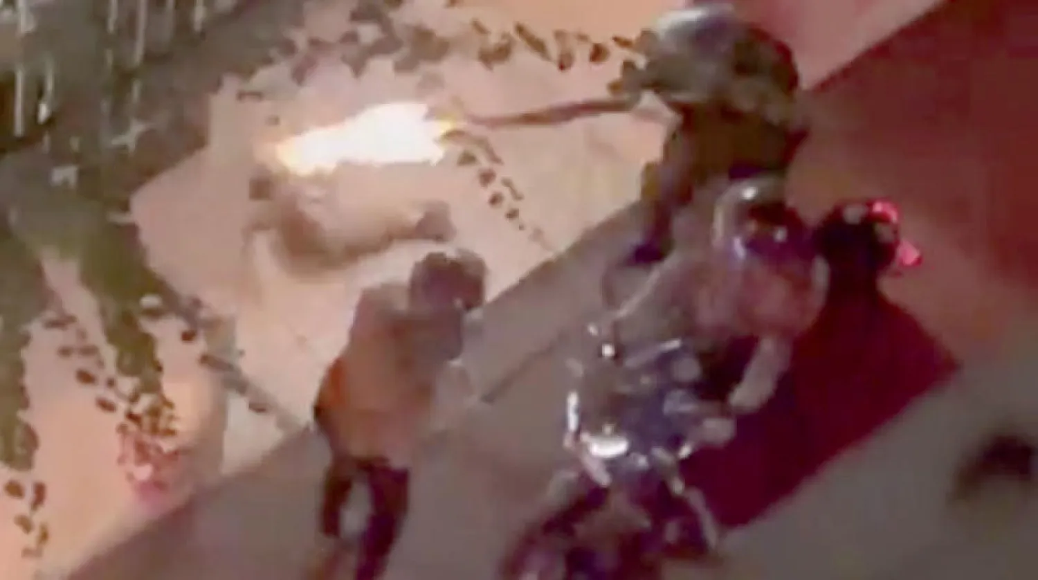 عناصر الشرطة الإيرانية تطلق النار على محتج (تويتر)