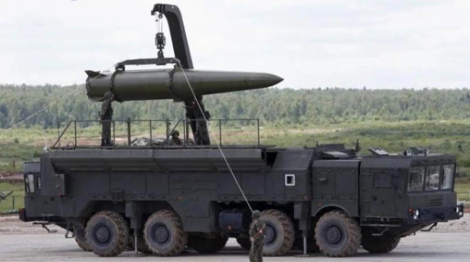 Rus askerleri taktik füzelerle bağlantılı silah sistemi hazırlıyor (Reuters-Arşiv)